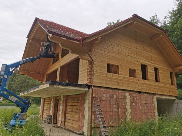 Zaščita lesene hiše z dvižno ploščadjo