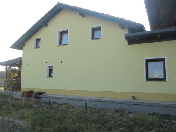 Rumena fasada stanovanjske hiše